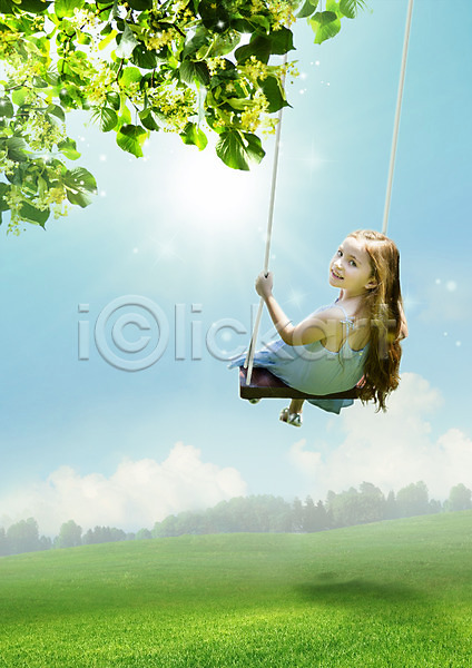 서양인 소녀(어린이) 어린이 한명 PSD 뒷모습 편집이미지 구름(자연) 그네 그네타기 나무 나뭇잎 뒤돌아보기 앉기 웃음 잔디 편집 하늘