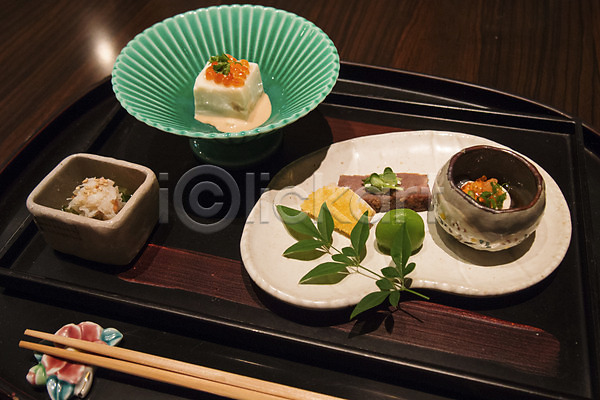 사람없음 JPG 포토 나뭇잎 날치알 두부 매실 음식 일본문화 일본음식 쟁반 접시 젓가락 종지