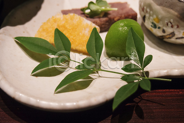 사람없음 JPG 근접촬영 아웃포커스 포토 나뭇잎 매실 음식 일본문화 일본음식 접시