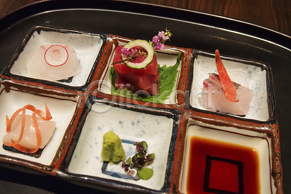 사람없음 JPG 근접촬영 포토 간장 고추냉이 생선회 음식 일본문화 일본음식 장식 쟁반 접시 채소 초밥