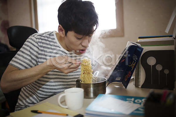 20대 남자 성인 성인남자한명만 한국인 한명 JPG 포토 공부방 냄비 라면 먹기 실내 책 취업준비생 컵
