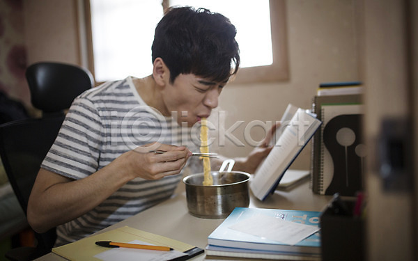 20대 남자 성인 성인남자한명만 한국인 한명 JPG 포토 공부방 냄비 라면 먹기 실내 책 취업준비생