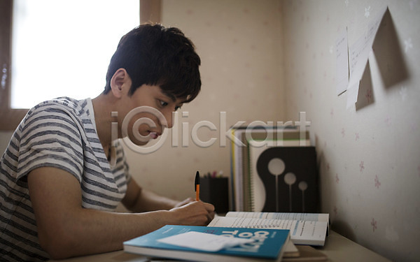 20대 남자 성인 성인남자한명만 한국인 한명 JPG 포토 공부방 실내 책 취업준비생 펜