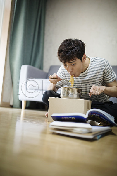 20대 남자 성인 성인남자한명만 한국인 한명 JPG 포토 거실 냄비 라면 먹기 소파 실내 종이상자 책 취업준비생