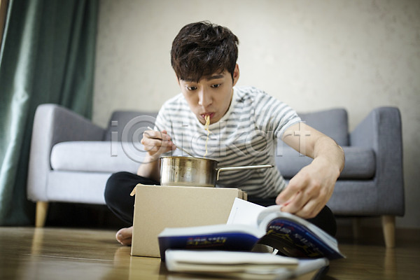 20대 남자 성인 성인남자한명만 한국인 한명 JPG 포토 거실 냄비 라면 먹기 소파 실내 종이상자 책 취업준비생