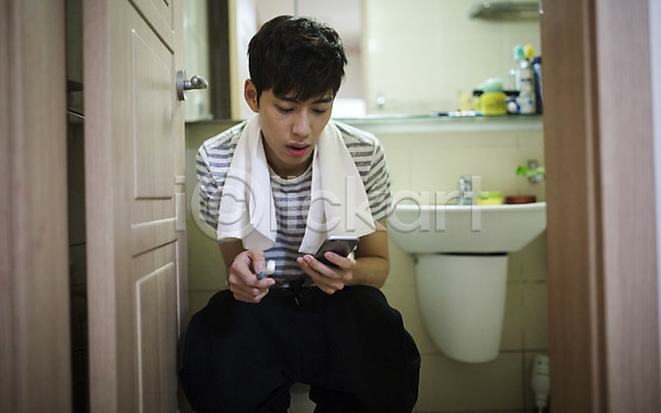 20대 남자 성인 성인남자한명만 한국인 한명 JPG 포토 수건 스마트폰 실내 취업준비생 칫솔 화장실