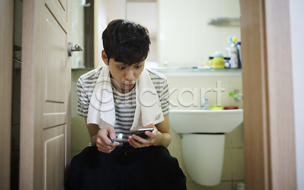 20대 남자 성인 성인남자한명만 한국인 한명 JPG 포토 수건 스마트폰 실내 취업준비생 칫솔 화장실