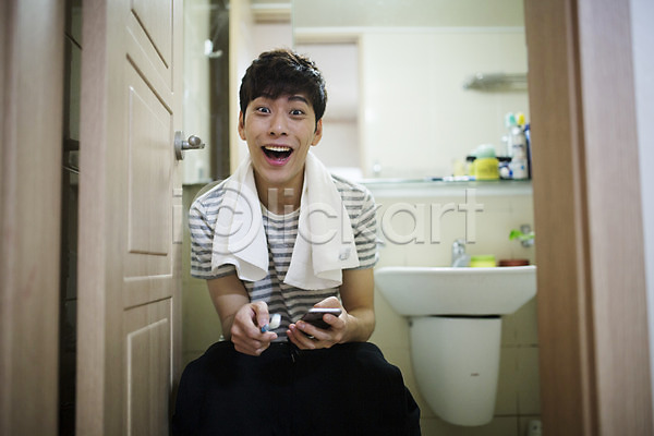 20대 남자 성인 성인남자한명만 한국인 한명 JPG 포토 수건 스마트폰 실내 웃음 취업준비생 칫솔 화장실
