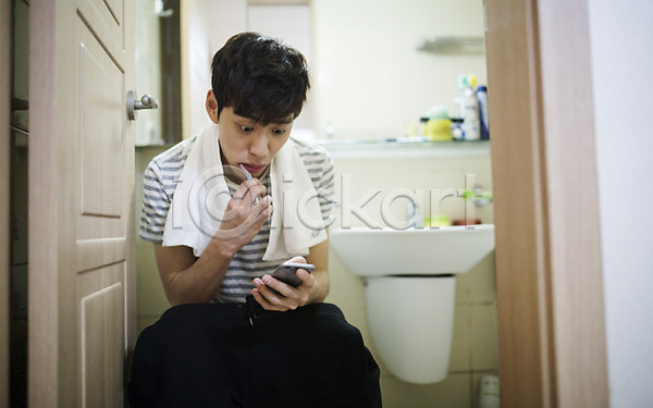 20대 남자 성인 성인남자한명만 한국인 한명 JPG 포토 수건 스마트폰 실내 양치 취업준비생 칫솔 화장실