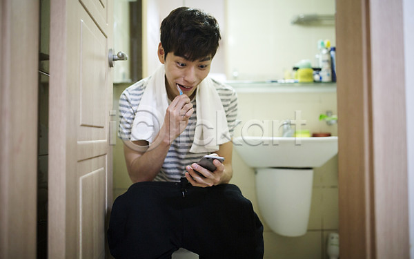 20대 남자 성인 성인남자한명만 한국인 한명 JPG 포토 수건 스마트폰 실내 양치 취업준비생 칫솔 화장실
