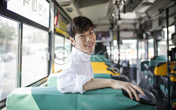 20대 남자 성인 성인남자한명만 한국인 한명 JPG 포토 뒤돌아보기 버스 주간 취업준비생