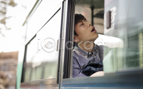 졸음 20대 남자 성인 성인남자한명만 한국인 한명 JPG 포토 버스 주간 취업준비생