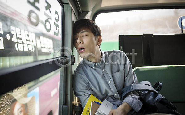 졸음 20대 남자 성인 성인남자한명만 한국인 한명 JPG 포토 버스 주간 취업준비생
