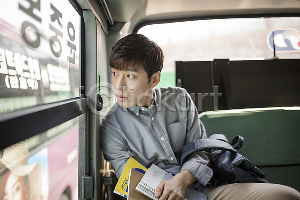 졸음 20대 남자 성인 성인남자한명만 한국인 한명 JPG 포토 공책 버스 주간 취업준비생