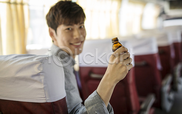 20대 남자 성인 성인남자한명만 한국인 한명 JPG 아웃포커스 포토 버스 자양강장제 주간 취업준비생