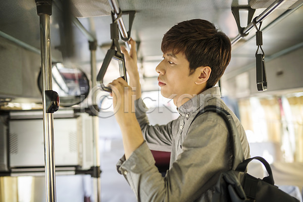 20대 남자 성인 성인남자한명만 한국인 한명 JPG 포토 버스 버스손잡이 주간 취업준비생