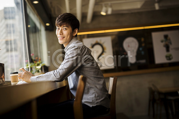 20대 남자 성인 성인남자한명만 한국인 한명 JPG 포토 미소(표정) 실내 창가 취업준비생 카페 화분