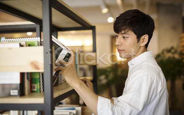 20대 남자 성인 성인남자한명만 한국인 한명 JPG 포토 독서 실내 안식처 책 책장 취업준비생 카페