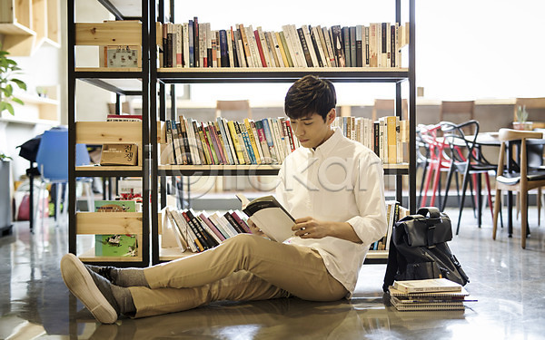 20대 남자 성인 성인남자한명만 한국인 한명 JPG 포토 독서 실내 안식처 앉기 전신 책 책가방 책장 취업준비생 카페