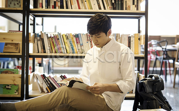 20대 남자 성인 성인남자한명만 한국인 한명 JPG 포토 독서 실내 책 책장 취업준비생 카페