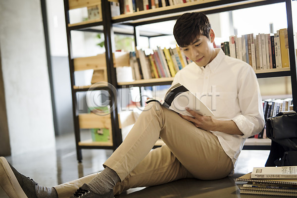 20대 남자 성인 성인남자한명만 한국인 한명 JPG 포토 독서 실내 안식처 앉기 책 책장 취업준비생 카페