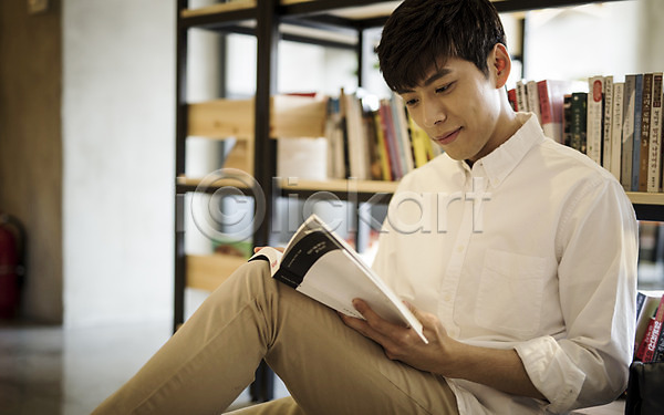 20대 남자 성인 성인남자한명만 한국인 한명 JPG 포토 독서 실내 책 책장 취업준비생 카페