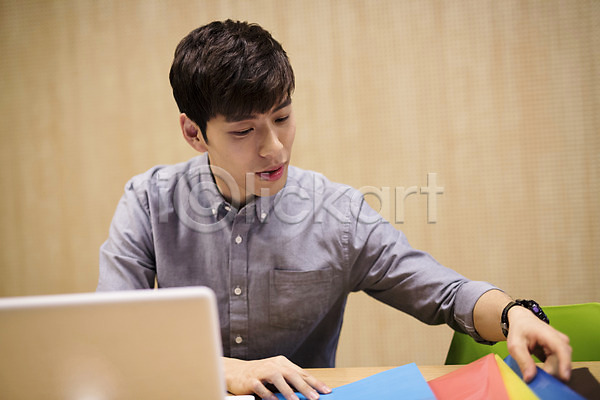 20대 남자 성인 성인남자한명만 한국인 한명 JPG 포토 노트북 스터디룸 실내 취업준비생 파일