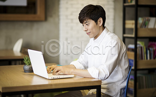 20대 남자 성인 성인남자한명만 한국인 한명 JPG 포토 노트북 실내 취업준비생 카페