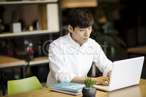 20대 남자 성인 성인남자한명만 한국인 한명 JPG 포토 노트북 실내 안식처 책 취업준비생 카페