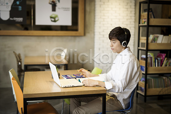 20대 남자 성인 성인남자한명만 한국인 한명 JPG 포토 노트북 실내 안식처 책 취업준비생 카페 헤드셋