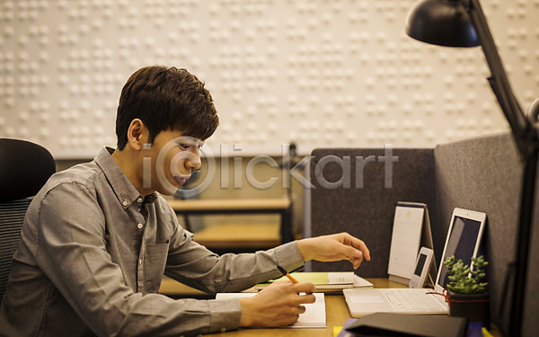 20대 남자 성인 성인남자한명만 한국인 한명 JPG 포토 스탠드 스터디룸 실내 책상 취업준비생 칸막이