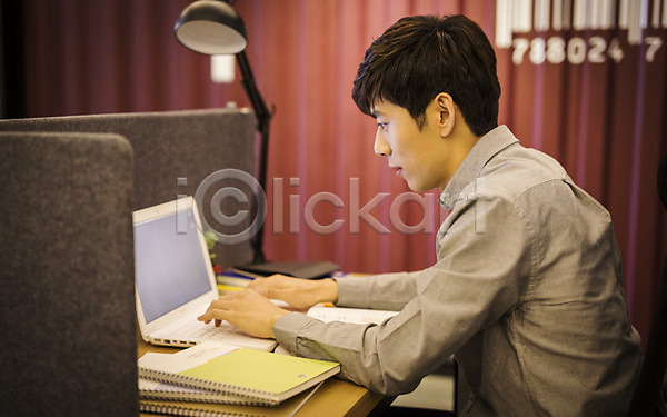 20대 남자 성인 성인남자한명만 한국인 한명 JPG 포토 공책 노트북 스탠드 스터디룸 실내 책상 취업준비생 칸막이