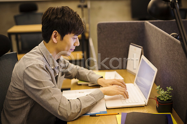 20대 남자 성인 성인남자한명만 한국인 한명 JPG 포토 노트북 스탠드 스터디룸 실내 책상 취업준비생 칸막이