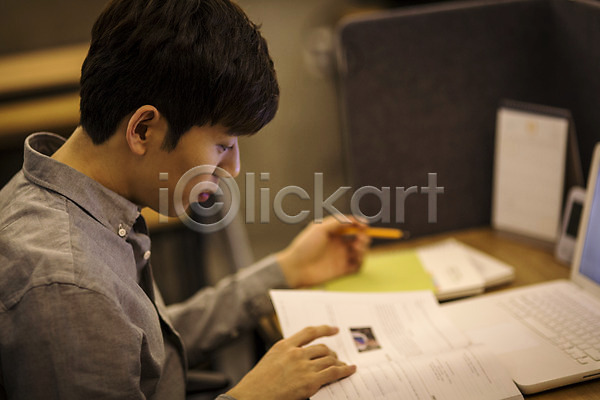 20대 남자 성인 성인남자한명만 한국인 한명 JPG 포토 노트북 스터디룸 실내 책 취업준비생