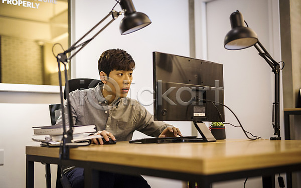 20대 남자 성인 성인남자한명만 한국인 한명 JPG 포토 스터디룸 실내 조명 취업준비생 컴퓨터