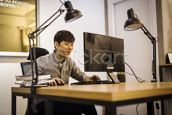 20대 남자 성인 성인남자한명만 한국인 한명 JPG 포토 미소(표정) 스탠드 스터디룸 실내 취업준비생 컴퓨터