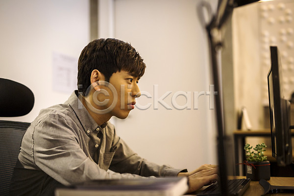 20대 남자 성인 성인남자한명만 한국인 한명 JPG 옆모습 포토 스터디룸 실내 열중 취업준비생 컴퓨터
