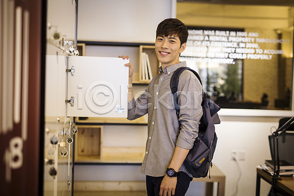 20대 남자 성인 성인남자한명만 한국인 한명 JPG 포토 미소(표정) 백팩 사물함 스터디룸 실내 취업준비생