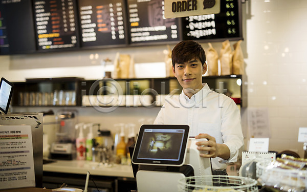 20대 남자 성인 성인남자한명만 한국인 한명 JPG 포토 계산대 비정규직 아르바이트 최저임금 취업준비생 카페 캐셔
