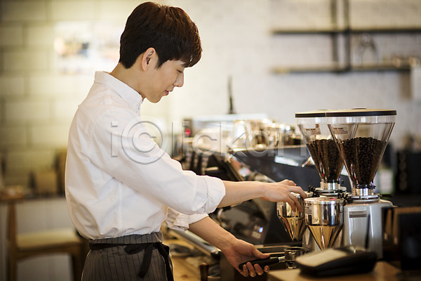 20대 남자 성인 성인남자한명만 한국인 한명 JPG 포토 바리스타 비정규직 아르바이트 최저임금 취업준비생 카페 커피메이커