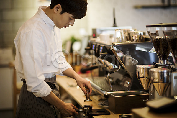 20대 남자 성인 성인남자한명만 한국인 한명 JPG 포토 바리스타 비정규직 아르바이트 최저임금 취업준비생 카페 커피메이커