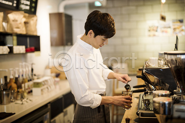 20대 남자 성인 성인남자한명만 한국인 한명 JPG 포토 바리스타 붓기 비정규직 아르바이트 최저임금 취업준비생 카페 커피 커피메이커