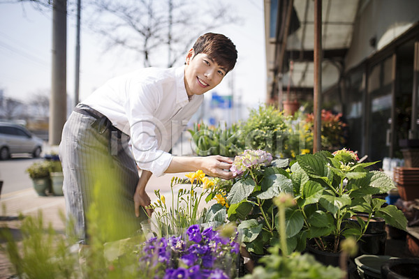 20대 남자 성인 성인남자한명만 한국인 한명 JPG 포토 꽃 꽃집 비정규직 식물 아르바이트 야외 주간 취업준비생 화분