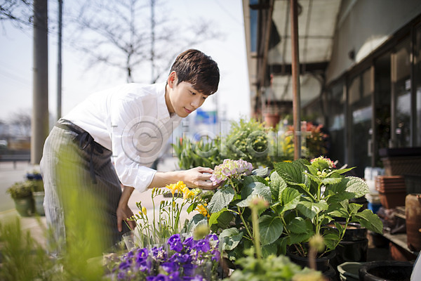 20대 남자 성인 성인남자한명만 한국인 한명 JPG 포토 꽃 꽃집 비정규직 식물 아르바이트 야외 주간 취업준비생 화분