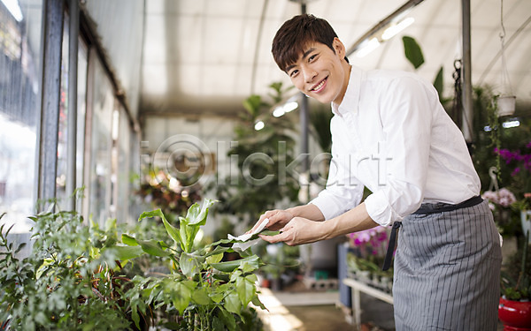 20대 남자 성인 성인남자한명만 한국인 한명 JPG 포토 꽃집 비정규직 식물 아르바이트 취업준비생 화분