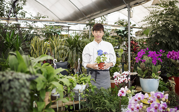 20대 남자 성인 성인남자한명만 한국인 한명 JPG 포토 꽃 꽃집 비정규직 식물 실내 아르바이트 취업준비생 화분