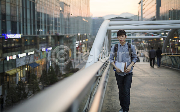 피곤 20대 남자 성인 성인남자한명만 한국인 한명 JPG 포토 다리 야외 주간 취업준비생