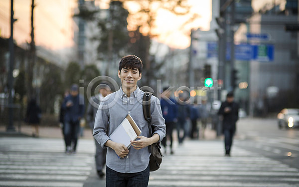 20대 남자 성인 여러명 한국인 JPG 포토 보행자 야외 주간 취업준비생 횡단보도