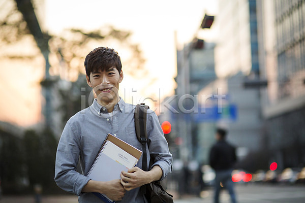 20대 남자 성인 여러명 한국인 JPG 포토 공책 미소(표정) 야외 주간 취업준비생
