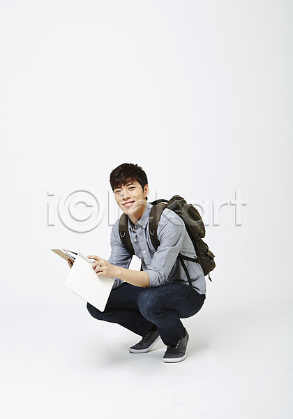 20대 남자 성인 성인남자한명만 한국인 한명 JPG 포토 공책 백팩 스튜디오촬영 실내 앉기 전신 취업준비생